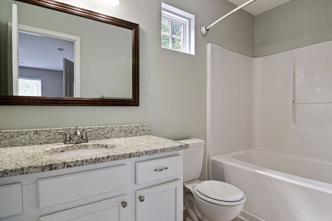 Building Photo - Great 3 Bedroom Home with Large Yard and 1 Car Garage! Raleigh-Available July 15th!