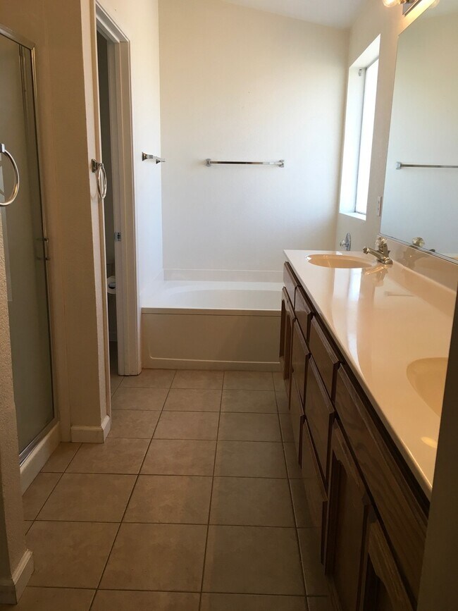 Building Photo - Charming home in established neighborhood with 4 bedrooms and 3 baths.