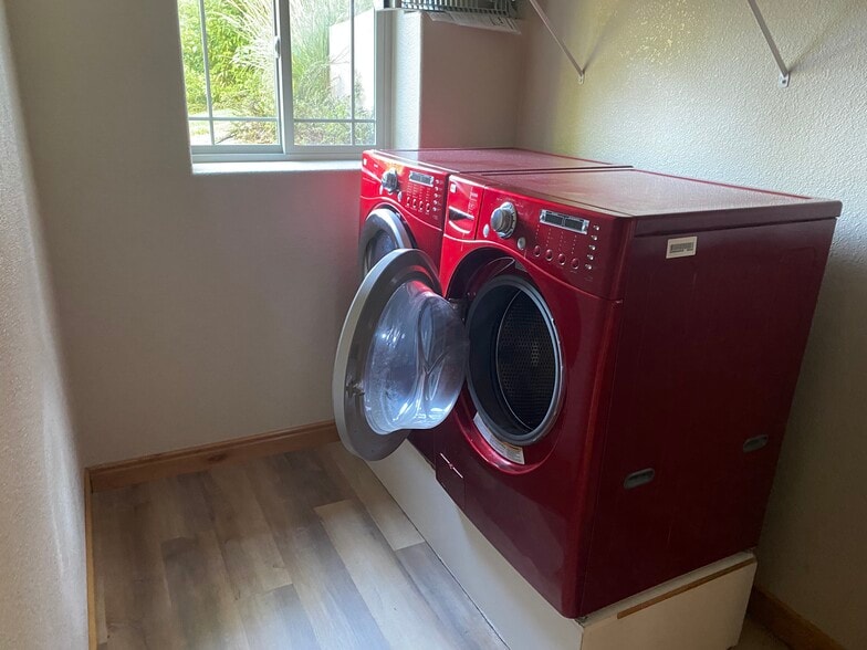 Laundry room - 323 Maroon Ct