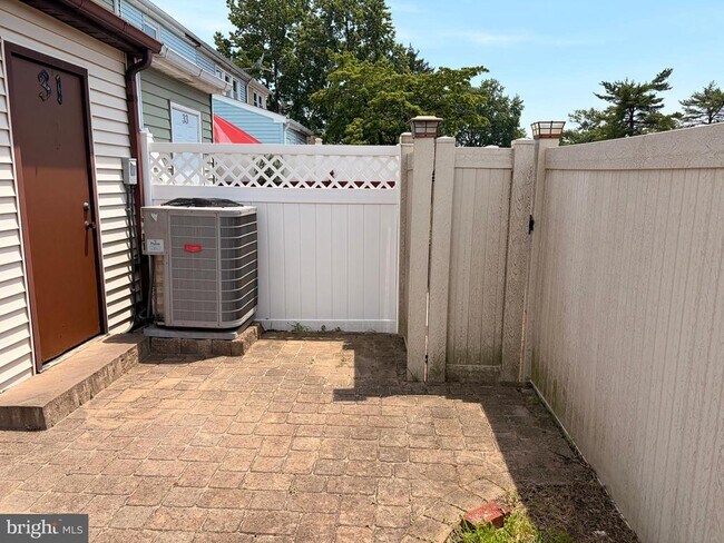 Building Photo - 31 Fairmount Dr