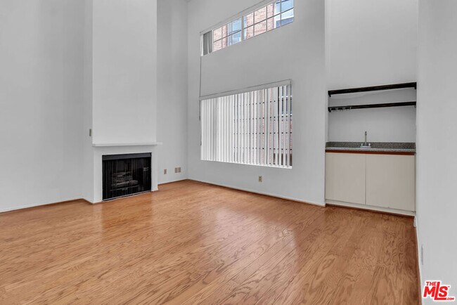 Building Photo - 607 N Rossmore Ave