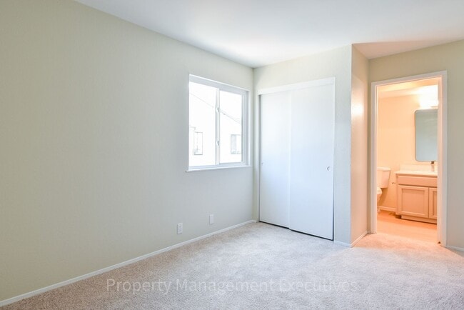 Building Photo - Renovated 2 Bedroom, 2.5 Bath Townhome