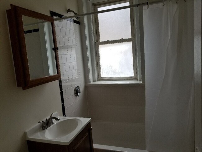 Building Photo - BU vicinity 4 bed 2 bath!!! Don't miss out!