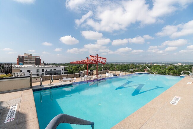 Heated Infiniti Pool - 410 Acoma St