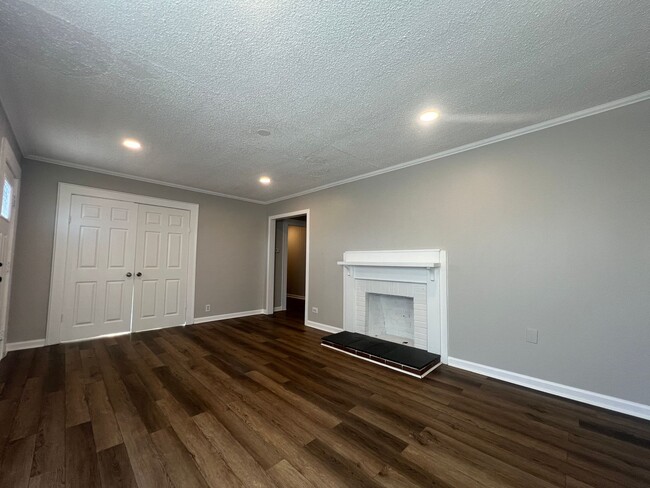 Building Photo - **MOVE-IN Special $500 off the 1st full month's rent with lease signed by 12/10/25**