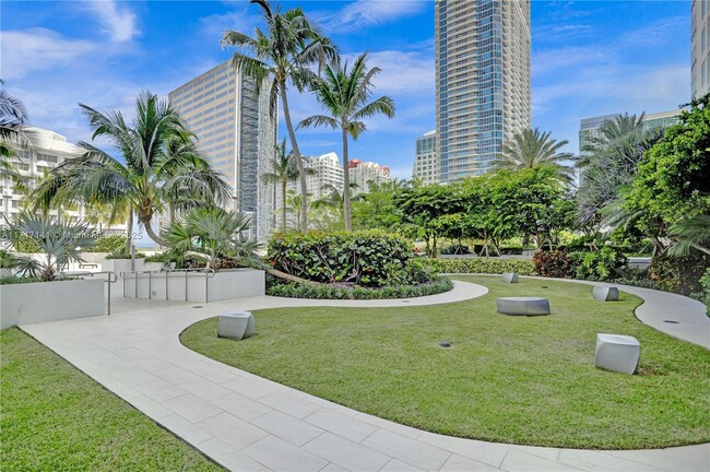 Building Photo - 950 Brickell Bay Dr