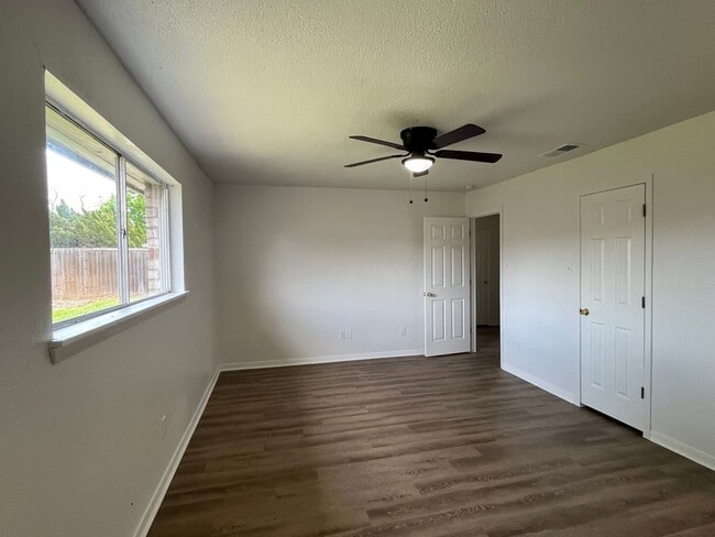 Building Photo - Recently Updated South Side Home!