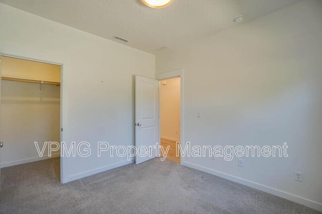 Building Photo - 935 SE 36th St