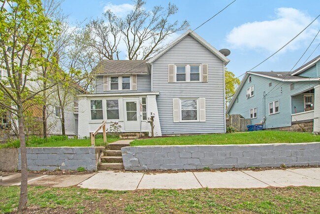 Building Photo - 348 Quimby St NE