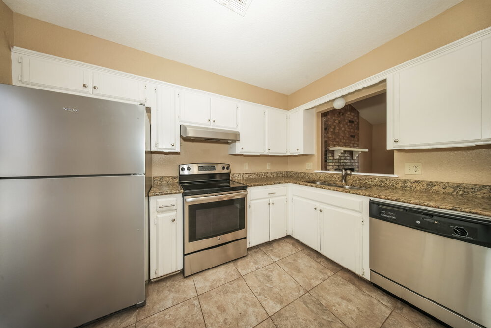 Building Photo - 9705 Oaktree Terrace