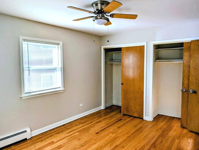 Building Photo - 5916 W Montrose Ave