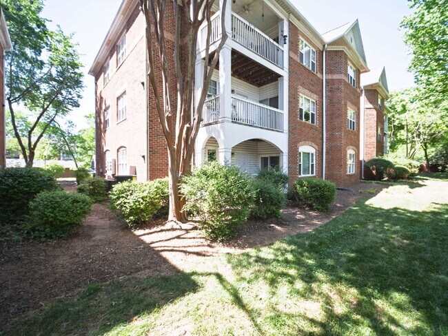 Building Photo - "Charming 3-Bedroom Condo with Cozy Fireplace - 1404 Sq Ft of Comfort in Prime NC Location!"
