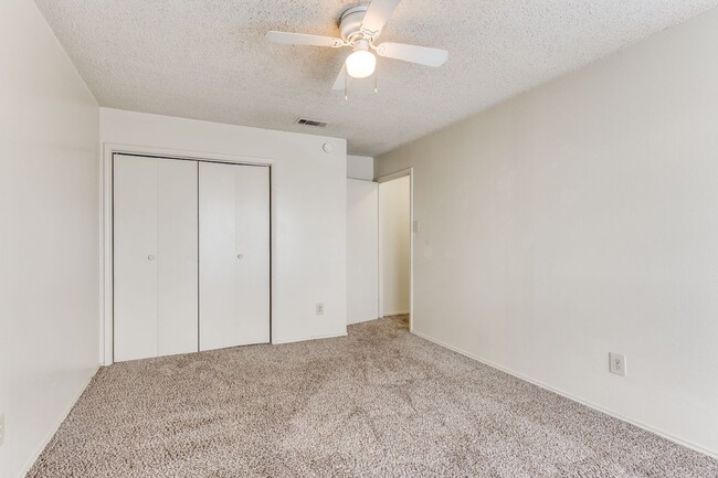 Building Photo - 2 Bedroom in Kennedale • Move-in Ready