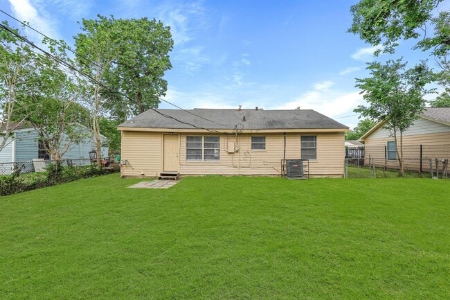Building Photo - 6314 Crestville St