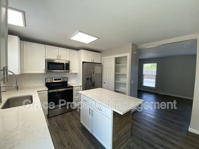 Building Photo - 9371 Bellaire Dr