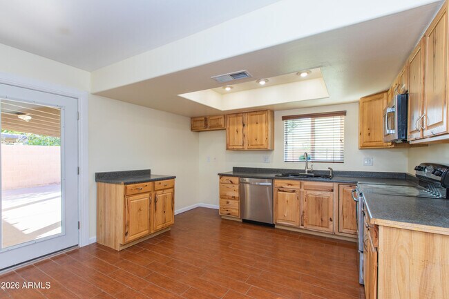 Building Photo - 1813 E Ellis Dr