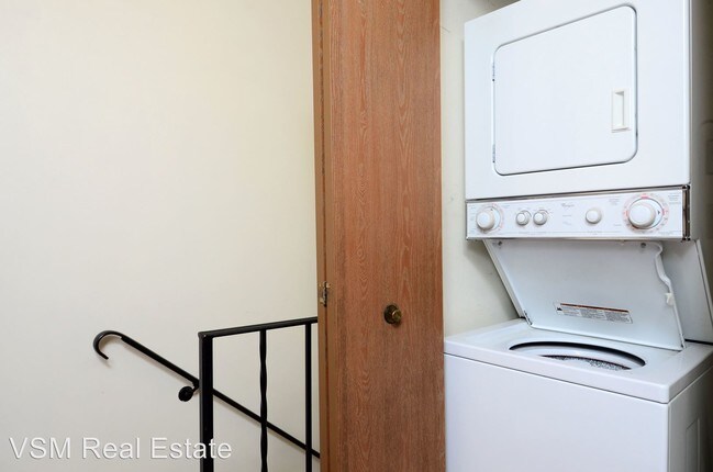 Building Photo - 7644 Wedgewood Ct N