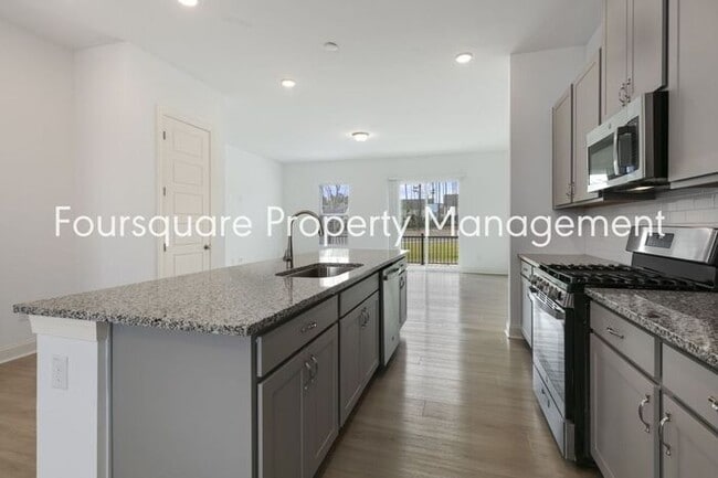 Building Photo - Spacious Townhome with Entry-Level Guest Suite, Washer/ Dryer Included, 2nd floor Balcony & 2-Car...