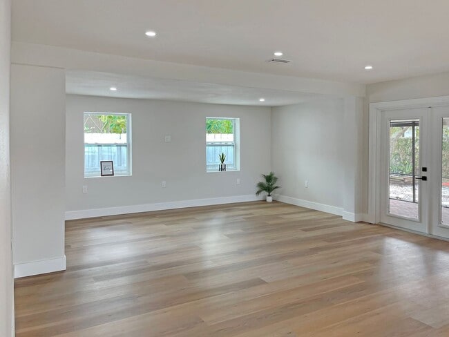 Building Photo - Fully Remodeled Snell Isle Luxury Home - A...