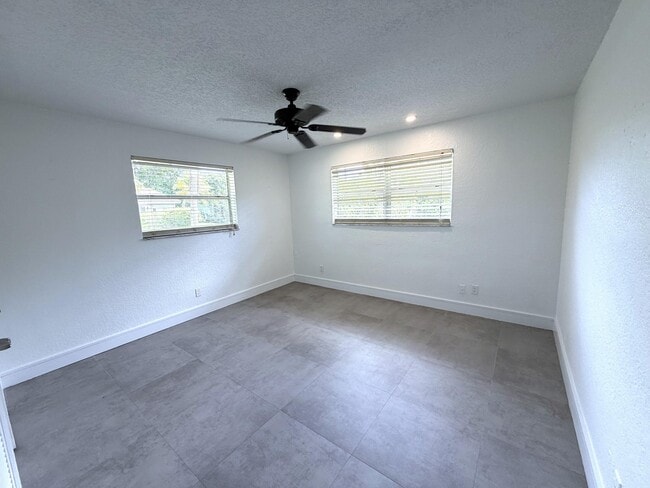 Building Photo - 4019 Woodside Dr