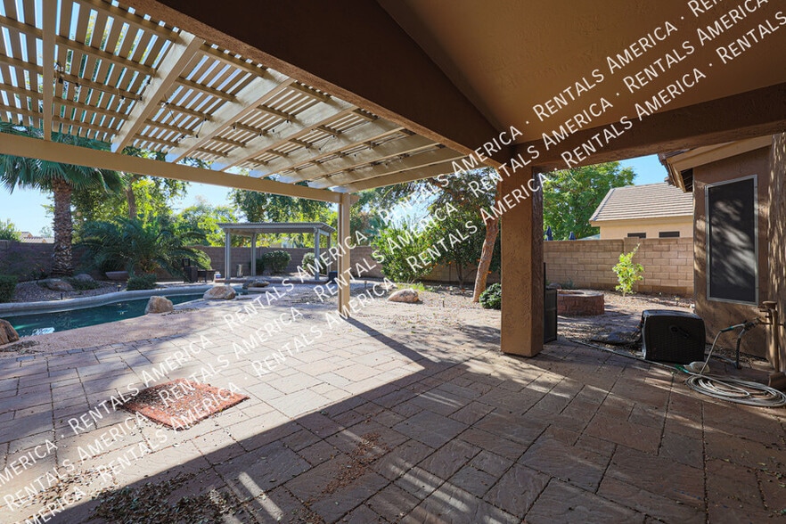 Building Photo - 703 W Canary Way