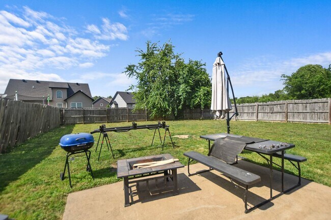 Building Photo - Pet Friendly Three Bedroom!
