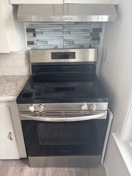 Low cost electric stove - 121 Bonney St