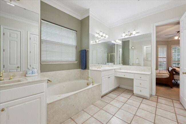 Building Photo - 4 Twin Cir Dr