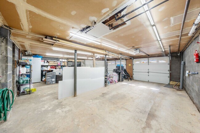 Building Photo - Large 3 Bedroom Apt + Private Office Space