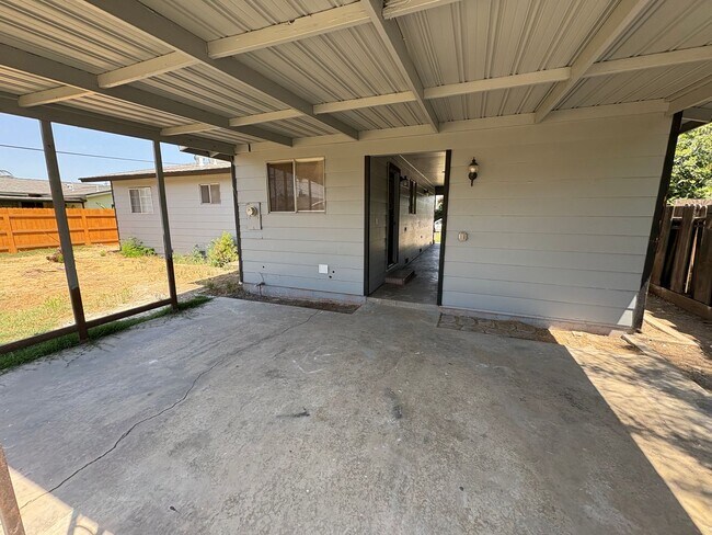 Building Photo - Updated Interior home in Dinuba near Shopp...