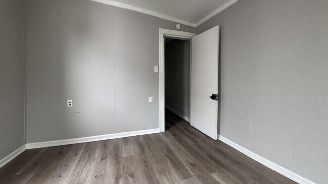 Building Photo - 705 Edgemore Rd
