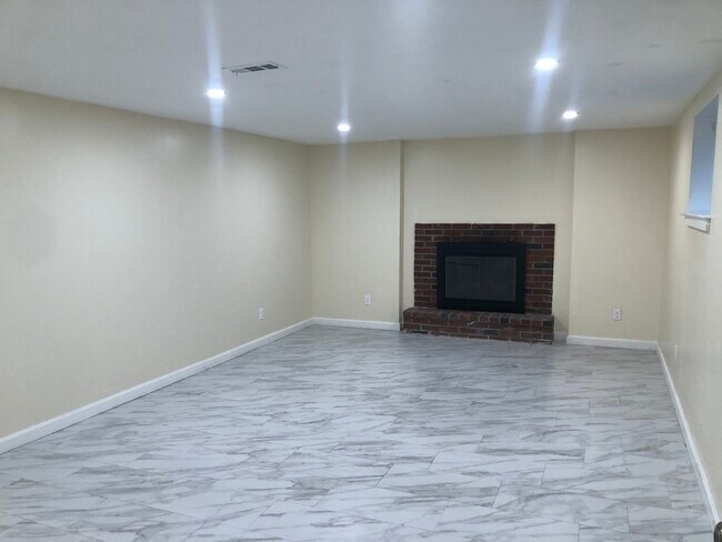Building Photo - 53 Deerhaven Rd