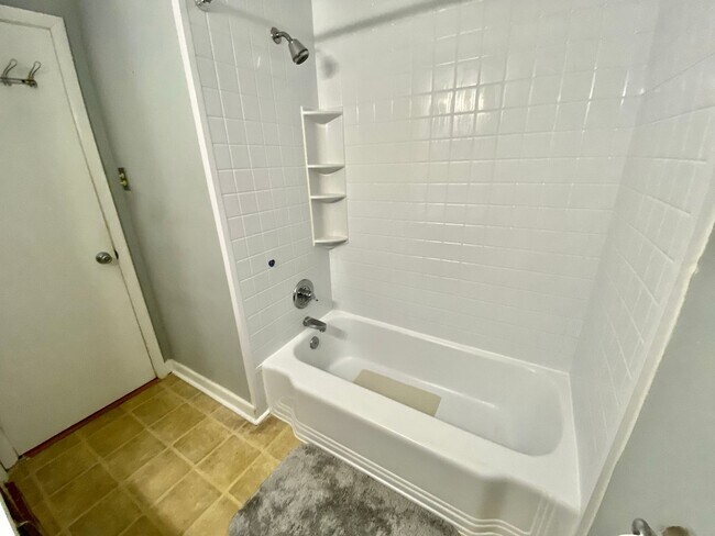 Building Photo - AVAILABLE EARLY MAY, Charming ranch home with front porch in Castle Heights!