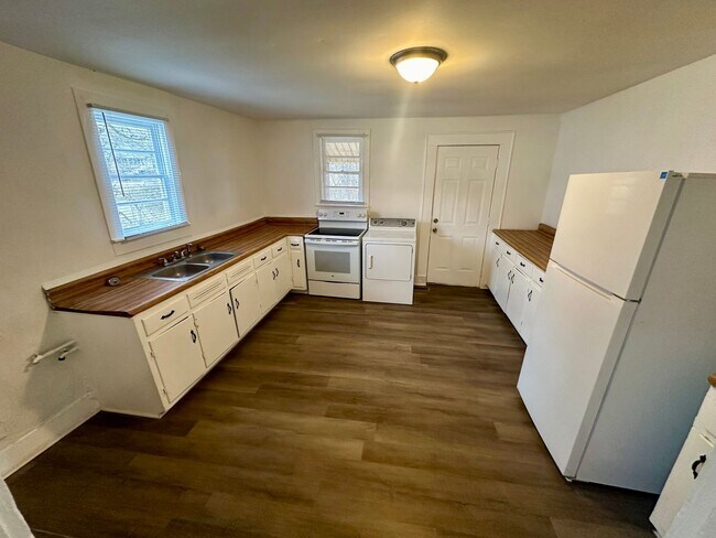 Building Photo - Two Bedroom, 1 Bath House in Columbia!