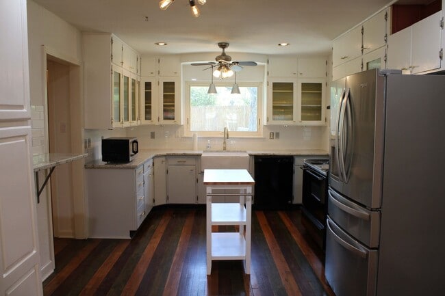 Building Photo - 2-BEDROOM IN TERRELL HILLS