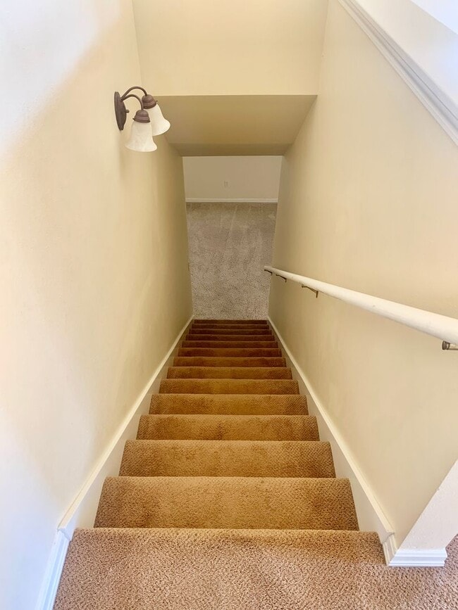 Building Photo - Beautiful 3 bed 2 bath condo on the west end!