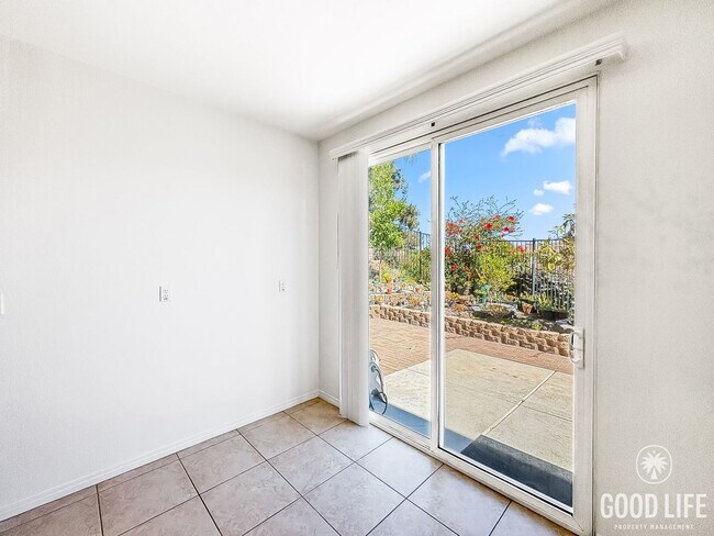 Building Photo - Stylish 4B/3BA Home with Upgraded Kitchen ...