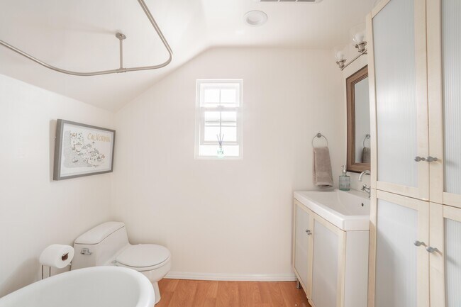 Building Photo - 204 30th St