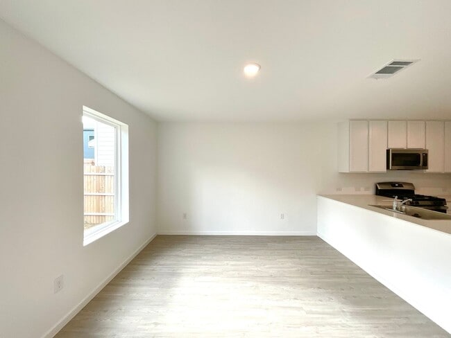 Building Photo - **APPLICATION RECEIVED** Modern 3-Bed, 2.5-Bath Home with Included Internet & Fenced Backyard in ...