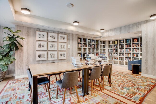 Building Photo - Northwest Facing 1 bedroom, 1 bathroom Con...