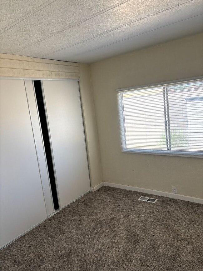 Building Photo - Beautiful fully remodeled 3 bedroom