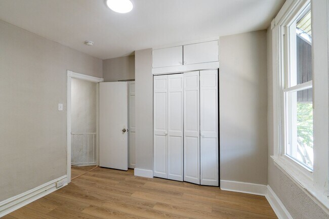 Building Photo - Newly Rehabbed beauty