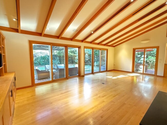 Building Photo - 335 Claremont Way