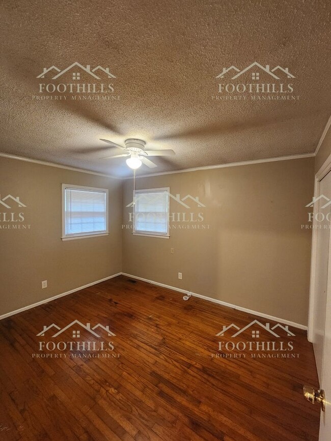 Building Photo - Charming 2-Bed Duplex with Hardwood Floors...