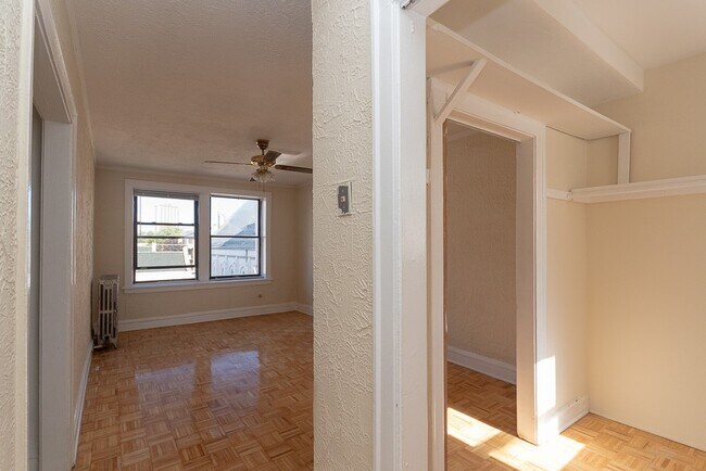 Building Photo - 714 W Belmont Ave