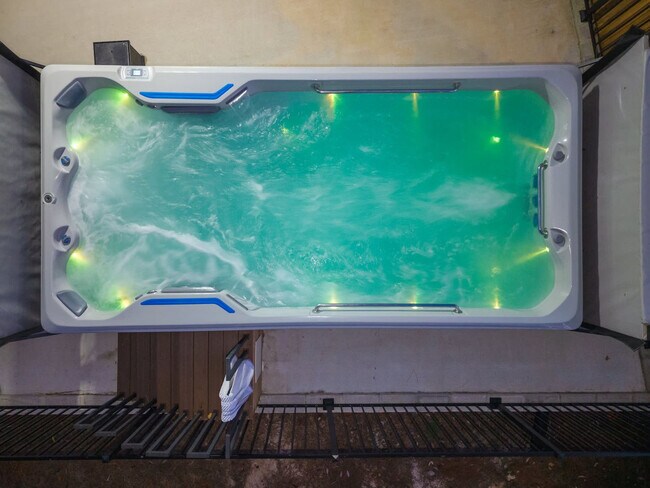 Building Photo - 223 E Lakeshore Dr