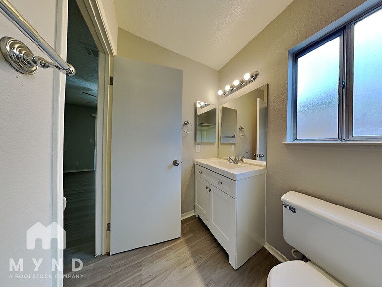 Building Photo - 1567 S Christy Ln