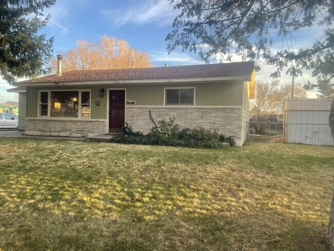 Building Photo - 1055 E 15th N St