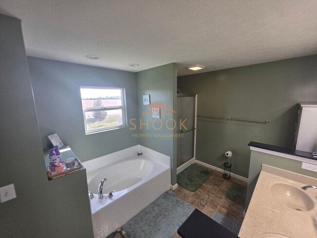 Building Photo - MOVE IN SPECIAL OF THE YEAR! Sign a lease ...