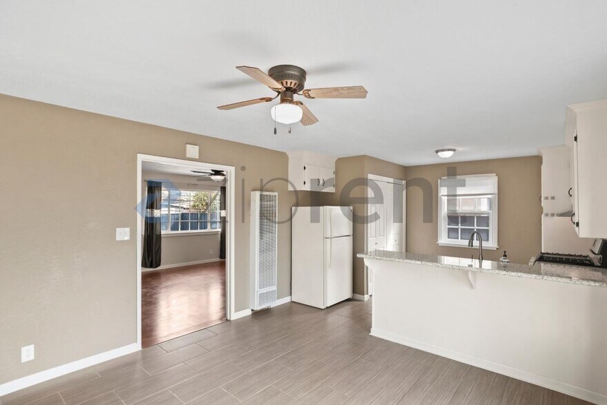 Building Photo - 28477 Coleridge Ave